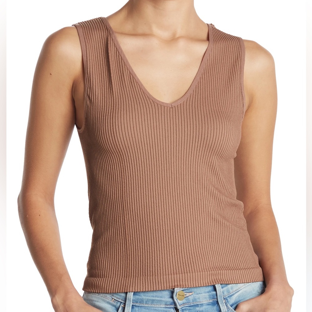 Brown top. Size M. NWT.